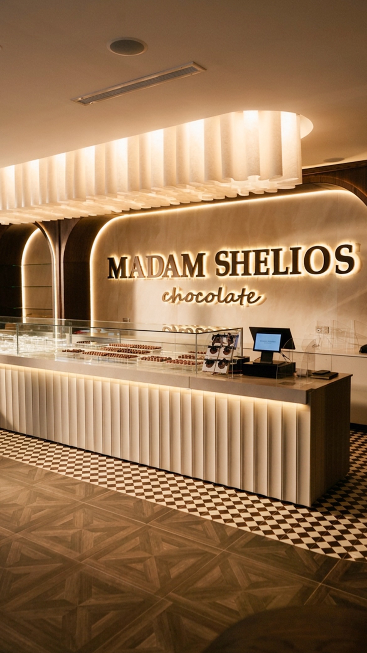 Madam Shelios Chocolate Özlüce şubesi vitrin ve banko